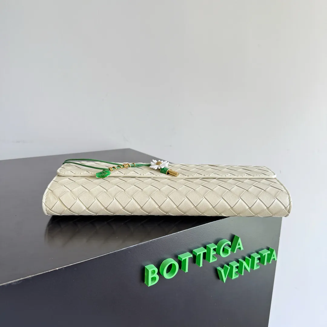 Batch 1720 Bottega Veneta clutch bags are shipping! The carefully crafted latch opening and closing is like a small key, giving us a sense of ritual every time we use this bag. The innovative design this time is to make the latch part into the shape of a small daisy. The originally elegant and restrained style instantly adds some playfulness, and matches with a skirt. Going out for a picnic or admiring the scenery will add to the overall look🌸🌸The heavily crafted daisy is lifelike and full of exquisiteness. The fixed rope is also decorated with a winding golden rope and a small leaf, echoing the daisy. The whole bag looks very coordinated. Style number: 836810 (741511) Size: 31*13*3cm
